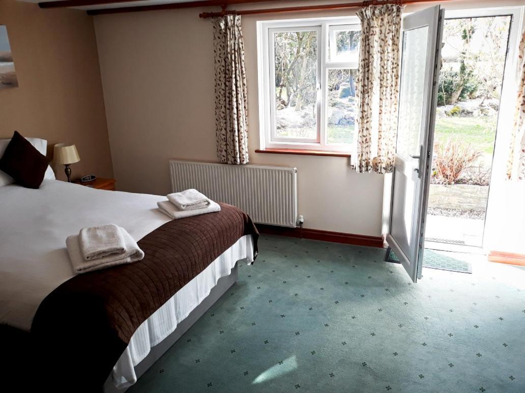 Crown House & Lodges B&B Helston Exterior photo