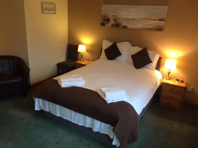 Crown House & Lodges B&B Helston Exterior photo